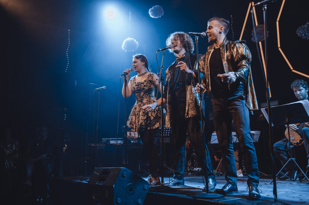 Must Kast: KÜMME / Foto: Heikki Leis