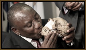 LAV-i asepresident Cyril Ramaphosa suudleb Homo naledi kolba rekonstruktsiooni. Foto: Sipiwhe Sibeko/Reuters/Scanpix