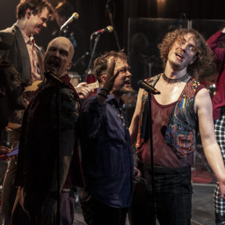 Must Kast 12: Kutse tantsule