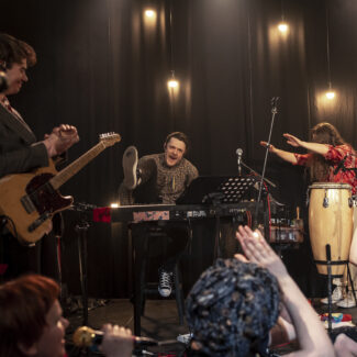 Must Kast 12: Kutse tantsule