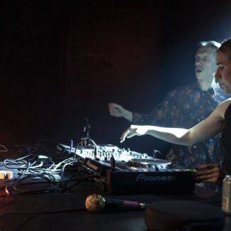 Must Kast 12: Kutse tantsule