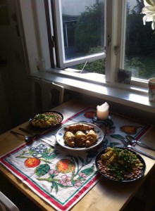 Pohmellihommikusöök: päikesepaiste, munad, oad, kroisandid ja küünal